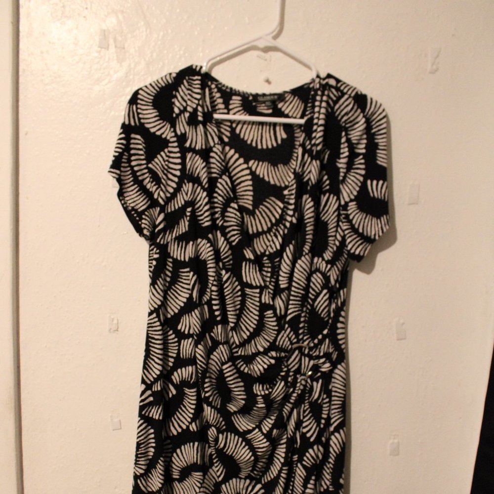 Black/white  V-cut Dress